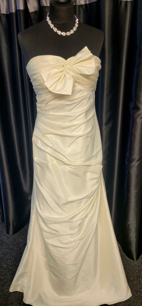 3020M  IVORY WEDDING DRESS  £150 - Image 2