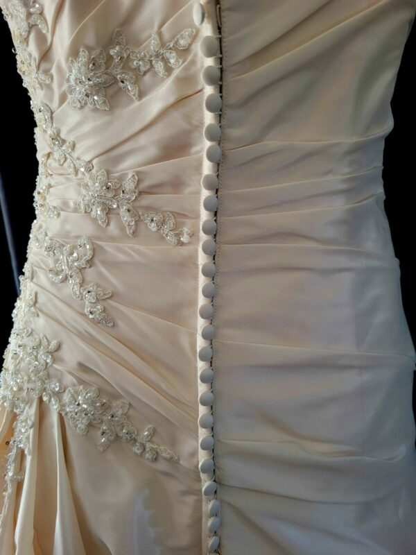4060  IVORY WEDDING DRESS  WAS: £1,150  NOW: £575 - Image 5