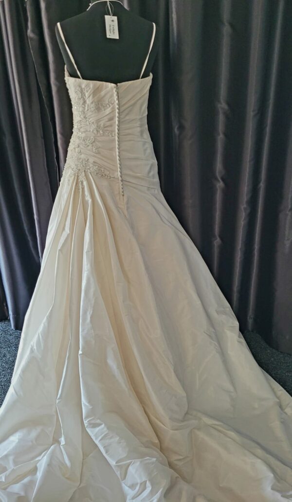 4060  IVORY WEDDING DRESS  WAS: £1,150  NOW: £575 - Image 4