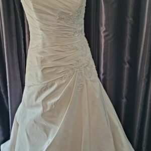 4060  IVORY WEDDING DRESS  WAS: £1,150  NOW: £575