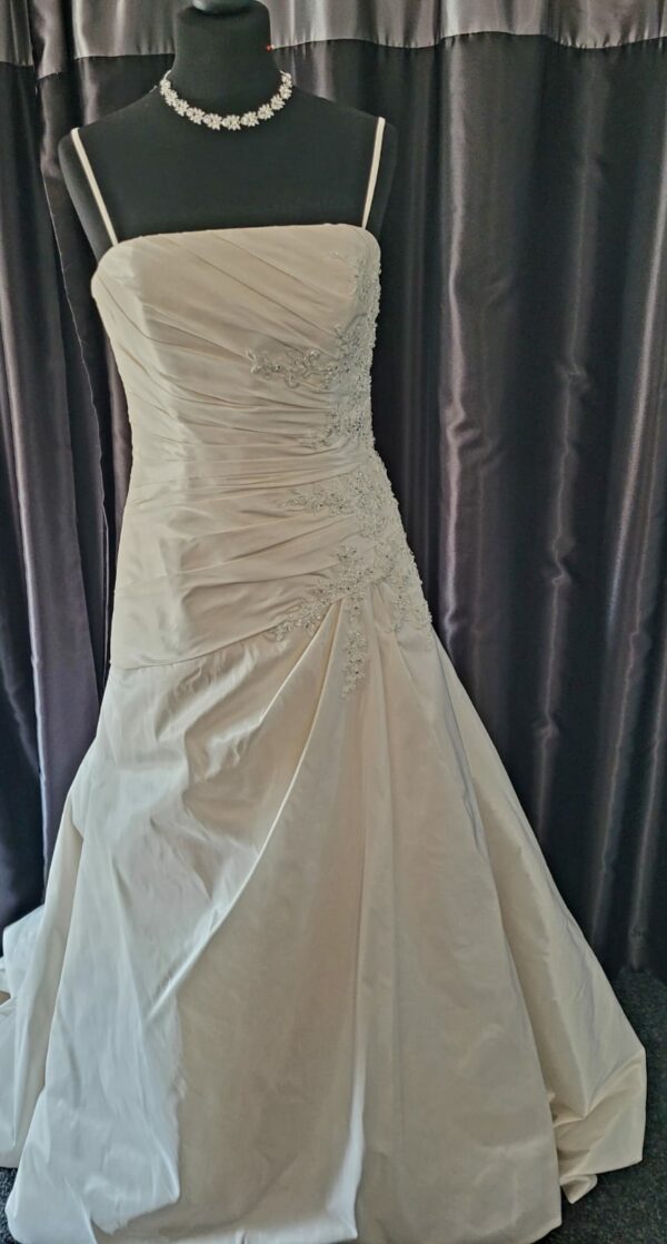 4060  IVORY WEDDING DRESS  WAS: £1,150  NOW: £575