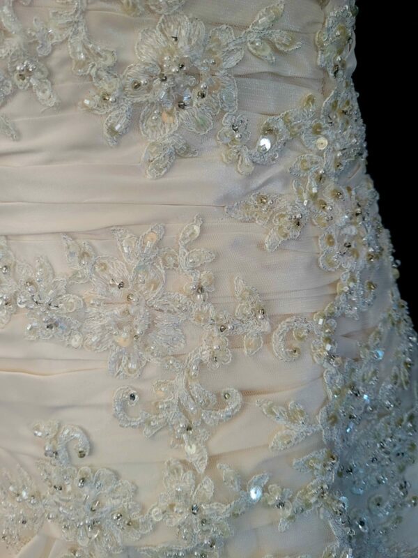 4060  IVORY WEDDING DRESS  WAS: £1,150  NOW: £575 - Image 3