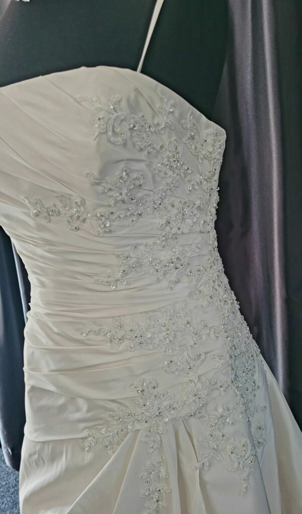 4060  IVORY WEDDING DRESS  WAS: £1,150  NOW: £575 - Image 2