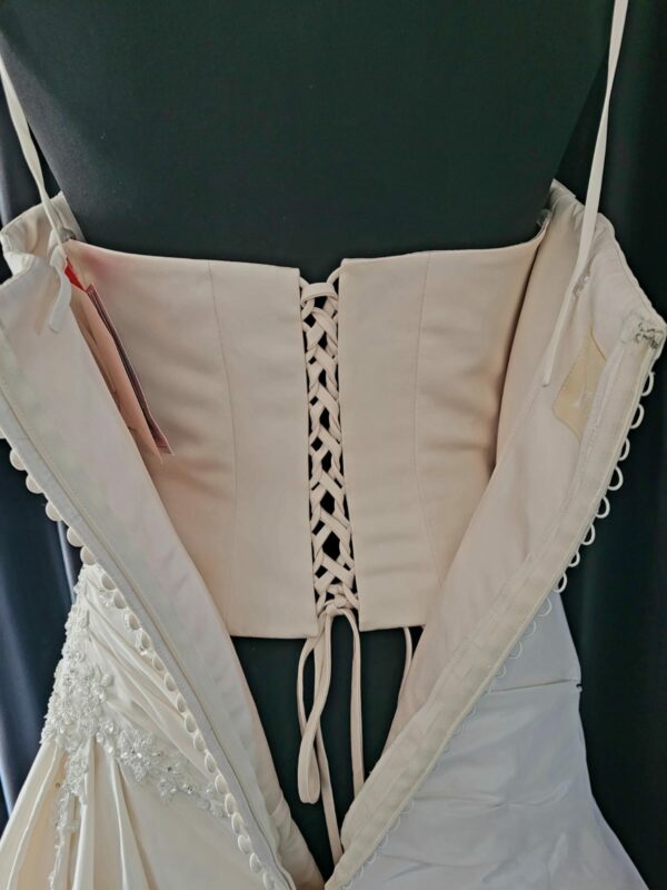4060  IVORY WEDDING DRESS  WAS: £1,150  NOW: £575 - Image 6