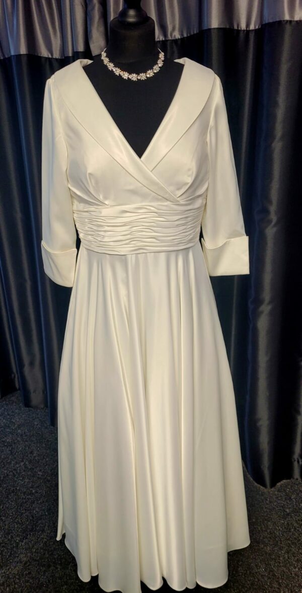 5040D  IVORY WEDDING DRESS  £275