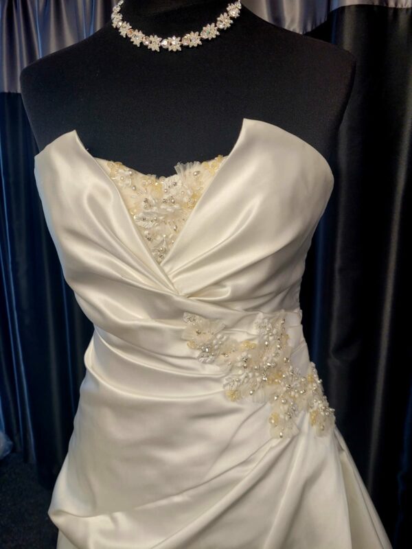 5166  IVORY WEDDING DRESS  WAS: £910  NOW: £510 - Image 2