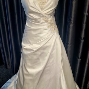 5166  IVORY WEDDING DRESS  WAS: £910  NOW: £510