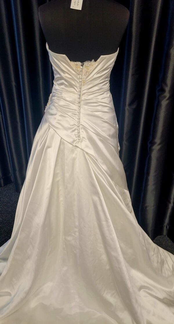 5166  IVORY WEDDING DRESS  WAS: £910  NOW: £510 - Image 4