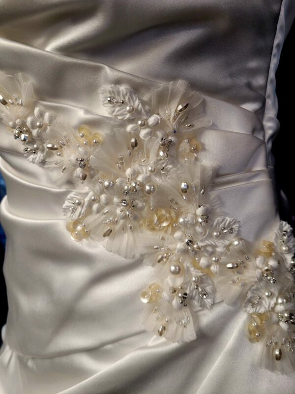 5166  IVORY WEDDING DRESS  WAS: £910  NOW: £510 - Image 3
