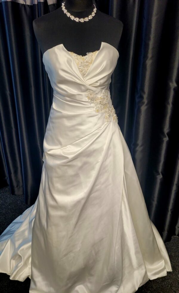 5166  IVORY WEDDING DRESS  WAS: £910  NOW: £510