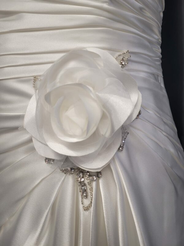 5204  IVORY WEDDING DRESS  WAS: £1,050  NOW: £525 - Image 2