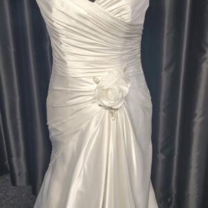 5204  IVORY WEDDING DRESS  WAS: £1,050  NOW: £525