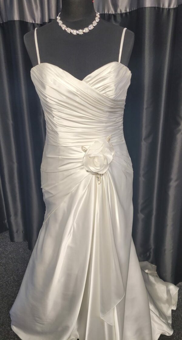 5204  IVORY WEDDING DRESS  WAS: £1,050  NOW: £525