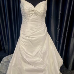 5208 DIAMOND WHITE WEDDING DRESS  WAS: £1,050  NOW: £650
