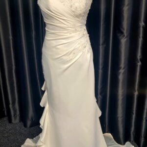 5360  IVORY WEDDING DRESS  WAS: £910  NOW: £510