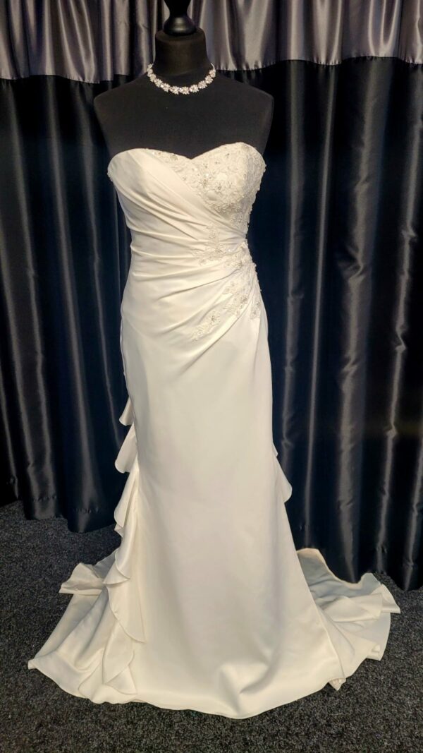 5360  IVORY WEDDING DRESS  WAS: £910  NOW: £510