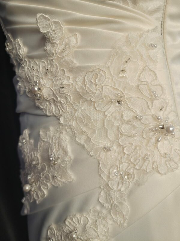 5360  IVORY WEDDING DRESS  WAS: £910  NOW: £510 - Image 4