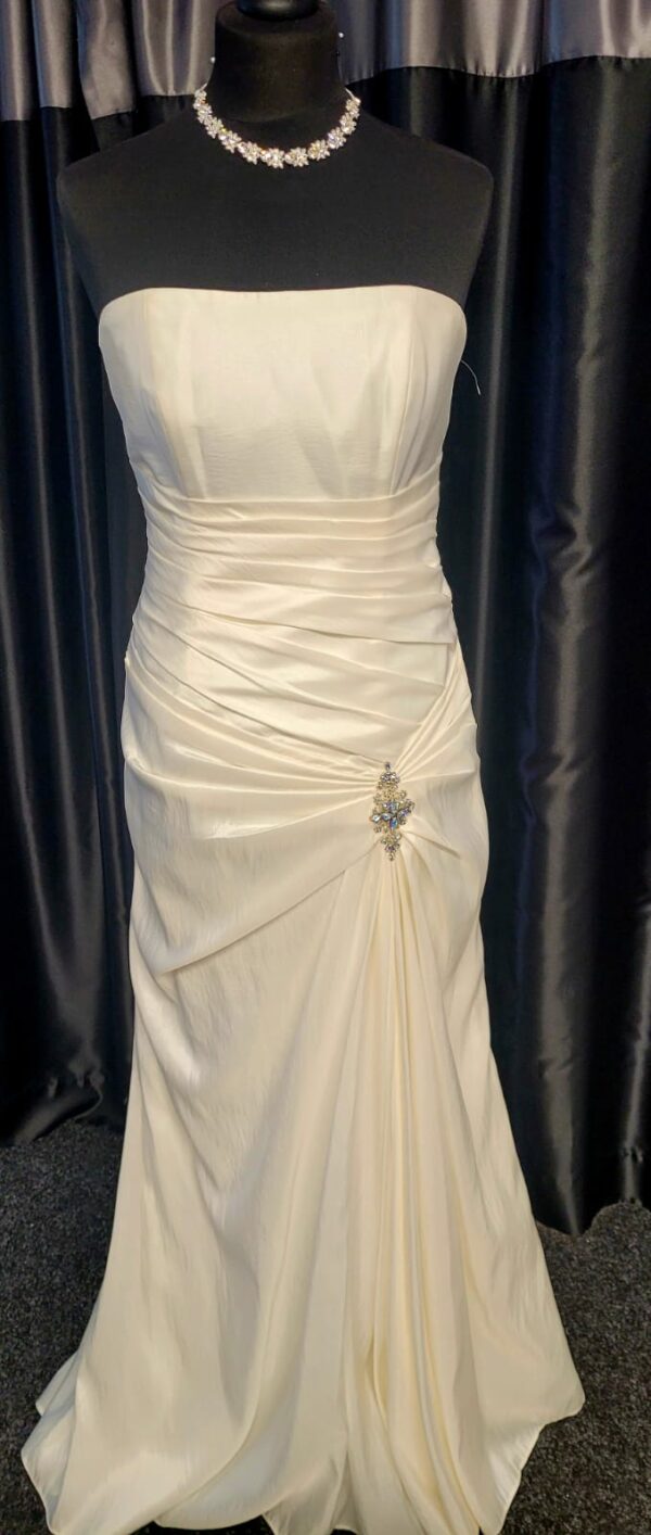 IB01  IVORY WEDDING DRESS  WAS: £230  NOW: £180