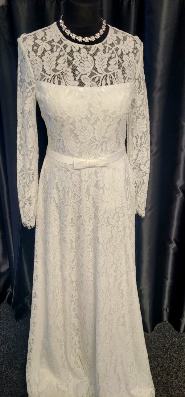 M2296  WHITE WEDDING DRESS  £120