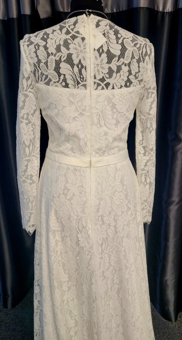 M2296  WHITE WEDDING DRESS  £120 - Image 4