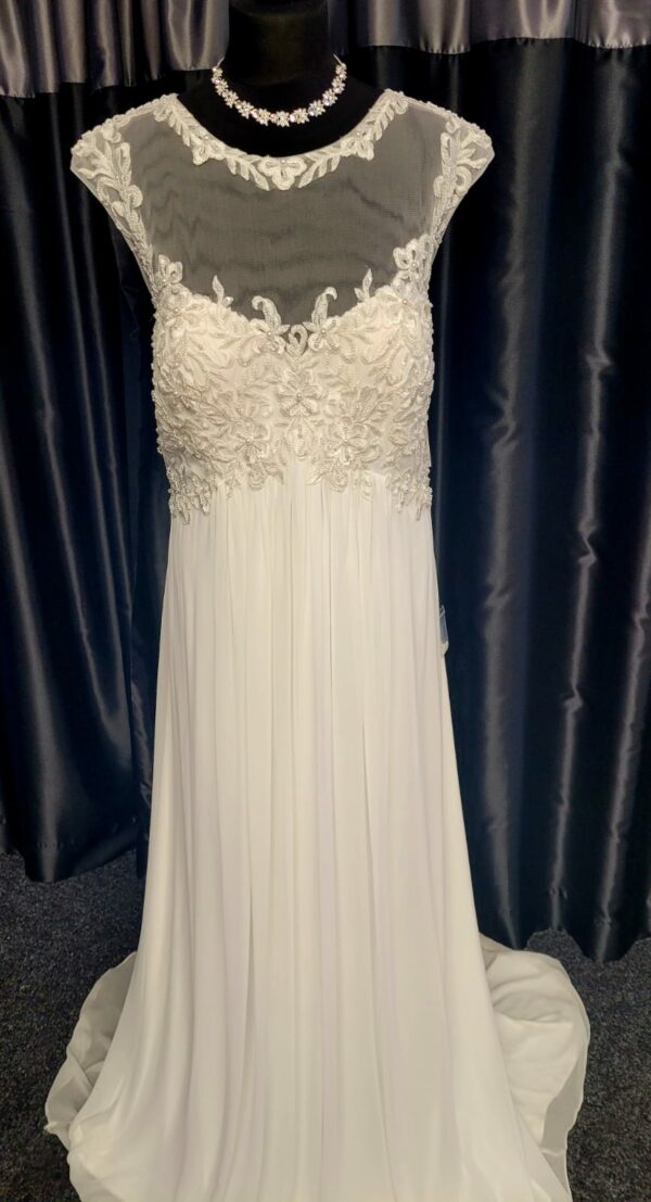MB160  IVORY WEDDING DRESS  £350