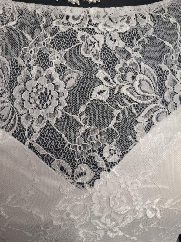 MB1616  WHITE WEDDING DRESS  £455 - Image 3