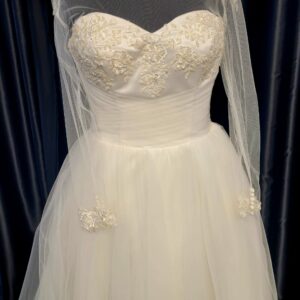 MR12003 IVORY WEDDING DRESS  £1,250