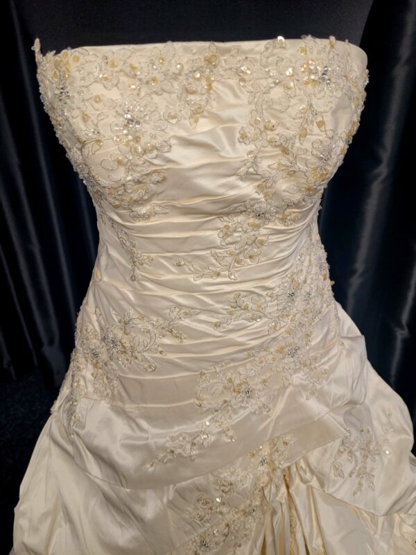 WD1  IVORY WEDDING DRESS  £1,050 - Image 2