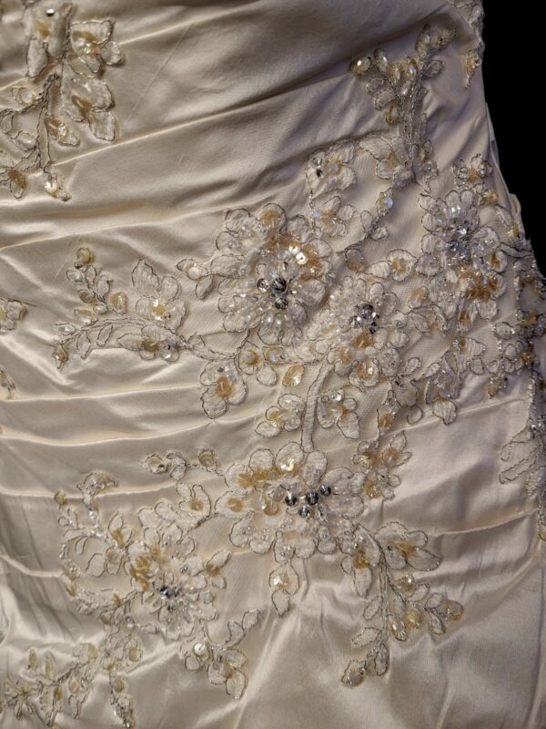 WD1  IVORY WEDDING DRESS  £1,050 - Image 3