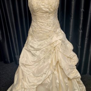 WD1  IVORY WEDDING DRESS  £1,050