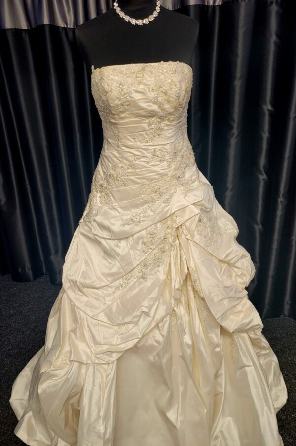 WD1  IVORY WEDDING DRESS  £1,050