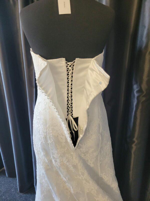 WD2  WHITE WEDDING DRESS  £1,500 - Image 5