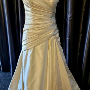 WD3  CHAMPAGNE WEDDING DRESS  WAS: £950  NOW: £600