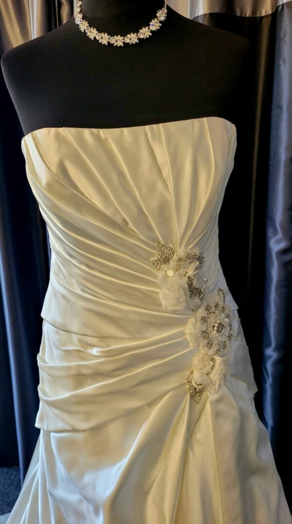 WD4  IVORY WEDDING DRESS  WAS: £900  NOW: £575 - Image 2
