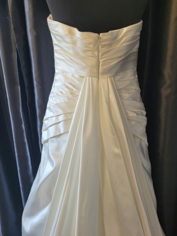 WD4  IVORY WEDDING DRESS  WAS: £900  NOW: £575 - Image 6