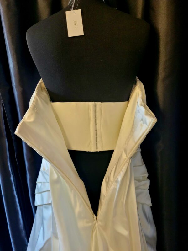 WD4  IVORY WEDDING DRESS  WAS: £900  NOW: £575 - Image 7