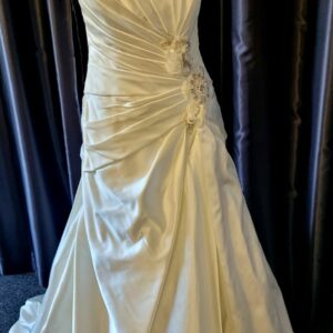 WD4  IVORY WEDDING DRESS  WAS: £900  NOW: £575