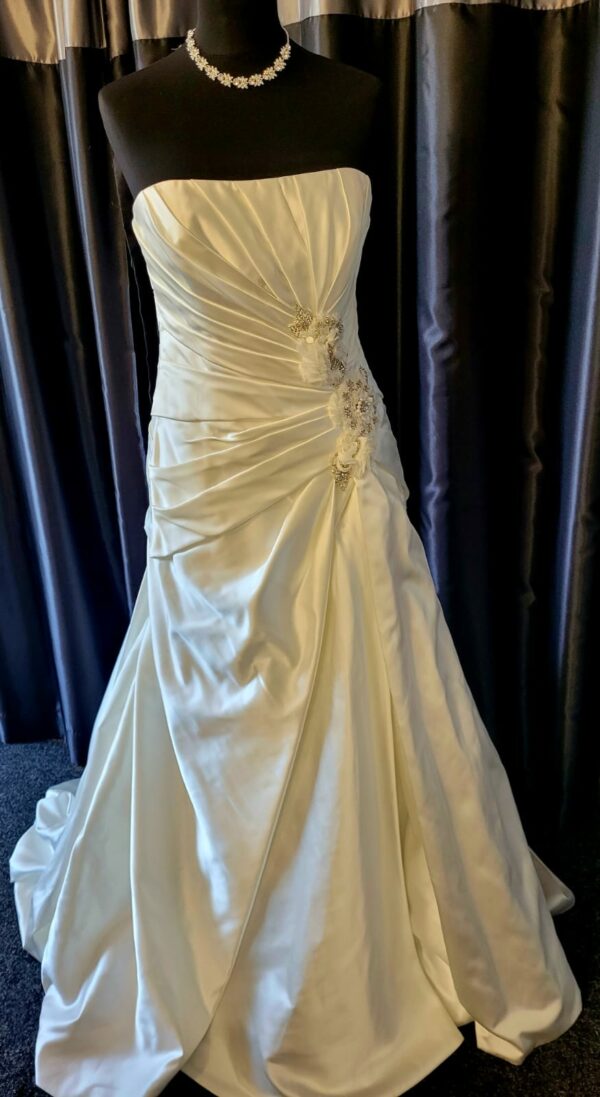 WD4  IVORY WEDDING DRESS  WAS: £900  NOW: £575