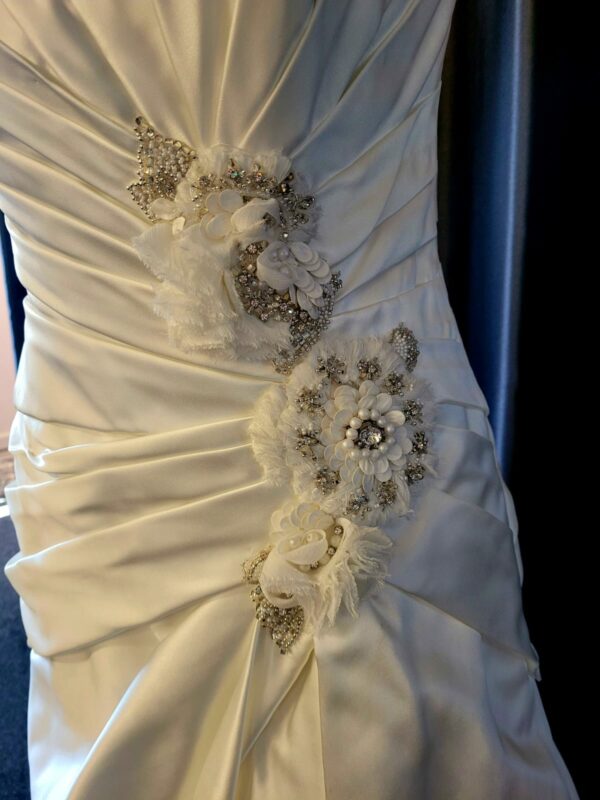 WD4  IVORY WEDDING DRESS  WAS: £900  NOW: £575 - Image 3