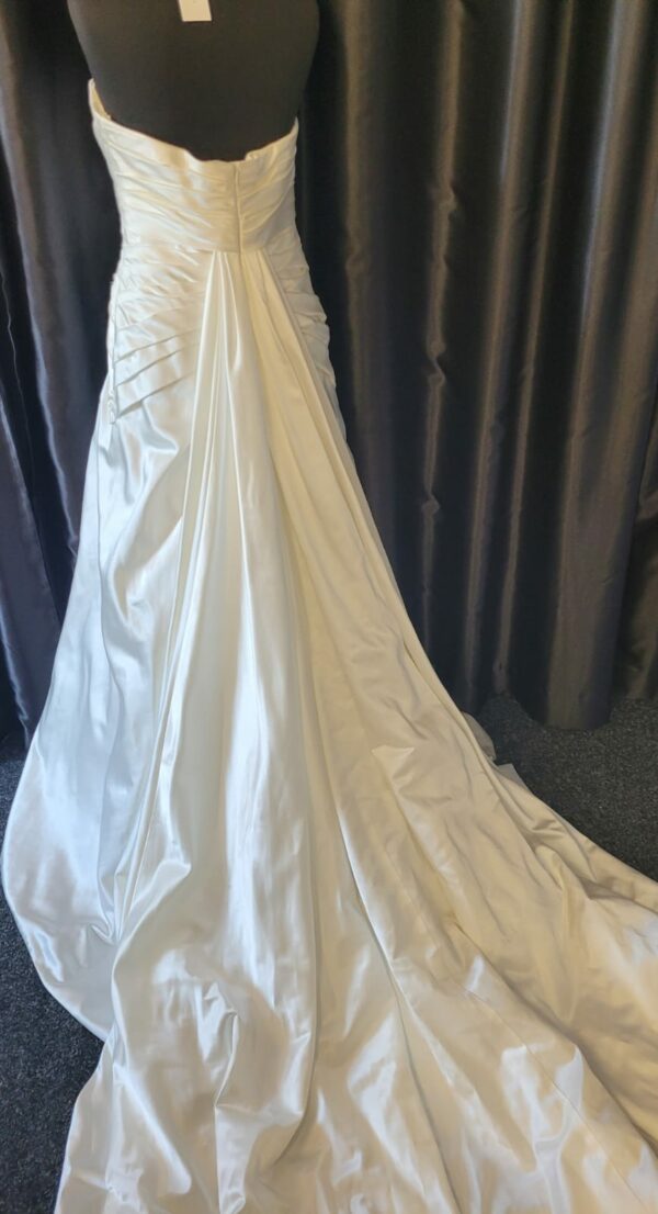 WD4  IVORY WEDDING DRESS  WAS: £900  NOW: £575 - Image 5