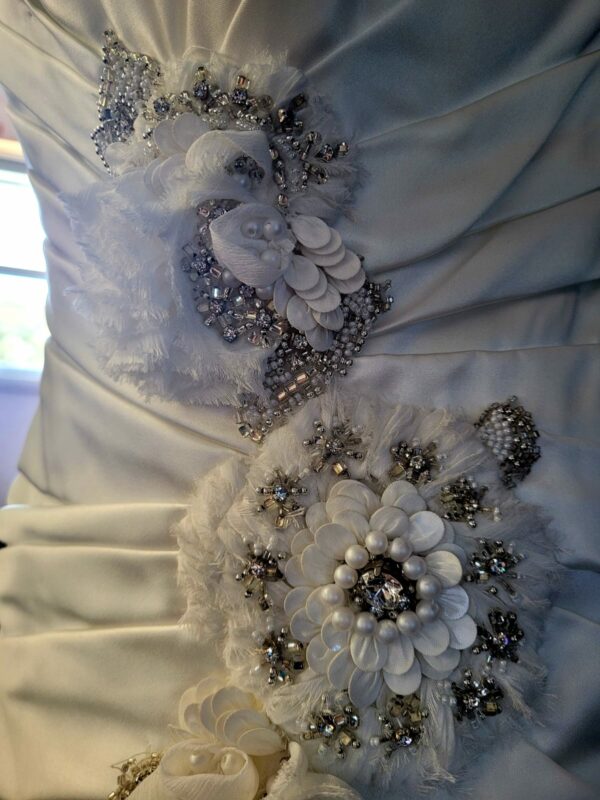 WD4  IVORY WEDDING DRESS  WAS: £900  NOW: £575 - Image 4