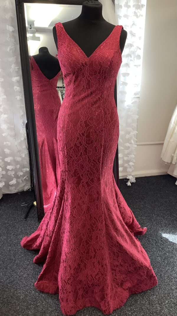 Fitted dress with fishtail bottom